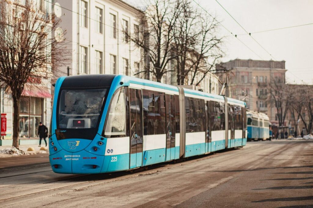 З 12 листопада громадський транспорт Вінниці на основних маршрутах розпочинатиме роботу на пів години раніше – з 5:30