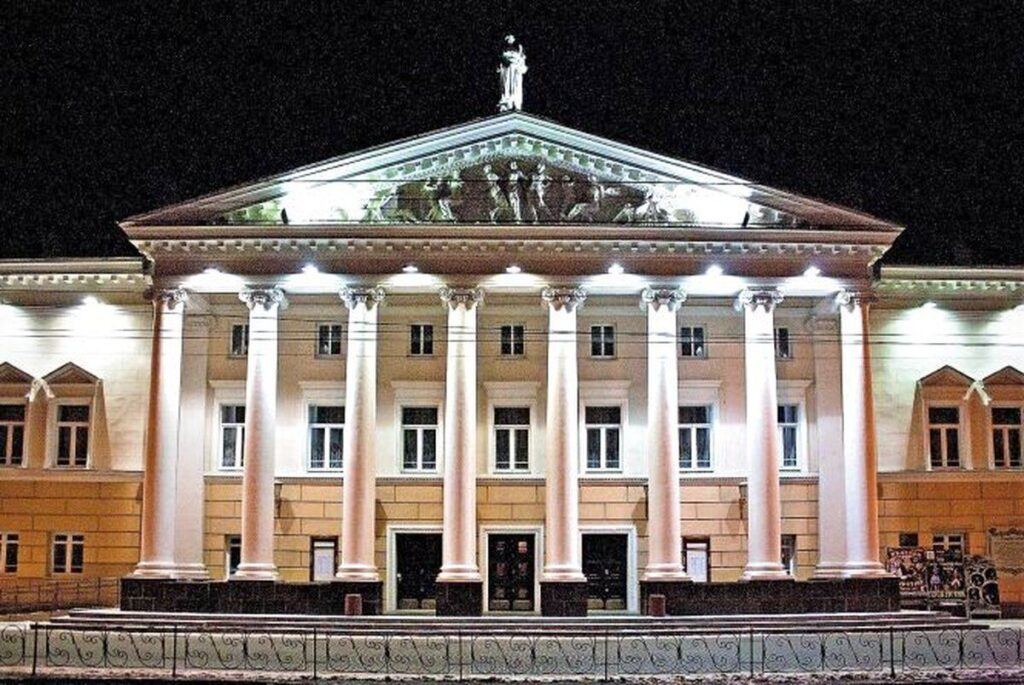 Удень плетуть сітки для військових у підвалі, а ввечері грають на сцені для вінничан — особливості 89 театрального сезон