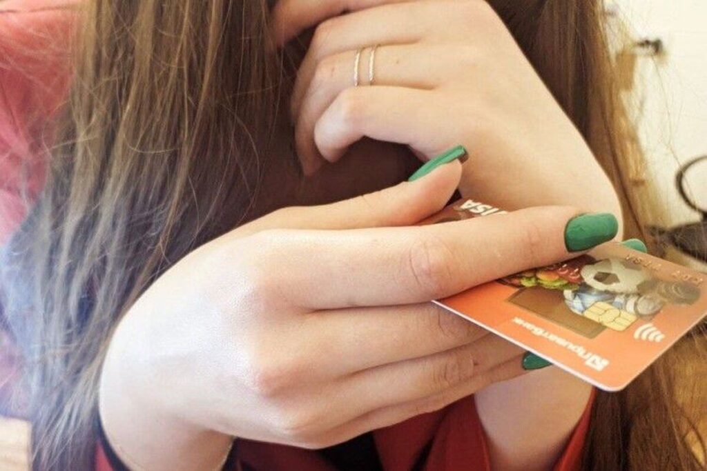 Раніше судима жінка вкрала 45 тисяч гривень у військовослужбовця