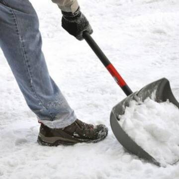 Комунальники активно прибирають Вінницю від снігу  