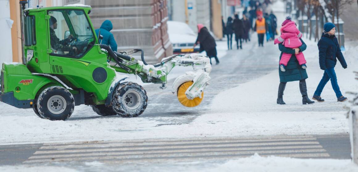 Понад 40 одиниць спецтехніки прибирає від снігу вулиці та дороги Вінниці