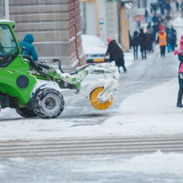 Понад 40 одиниць спецтехніки прибирає від снігу вулиці та дороги Вінниці