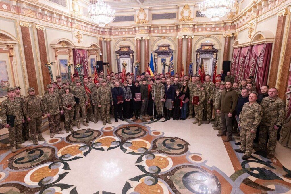 «Хрест бойових заслуг» Володимир Зеленський вручив розвіднику родом з Вінниччини