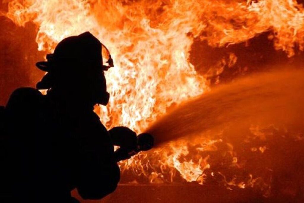На Вишеньці пожежники гасили пожежу в квартирі