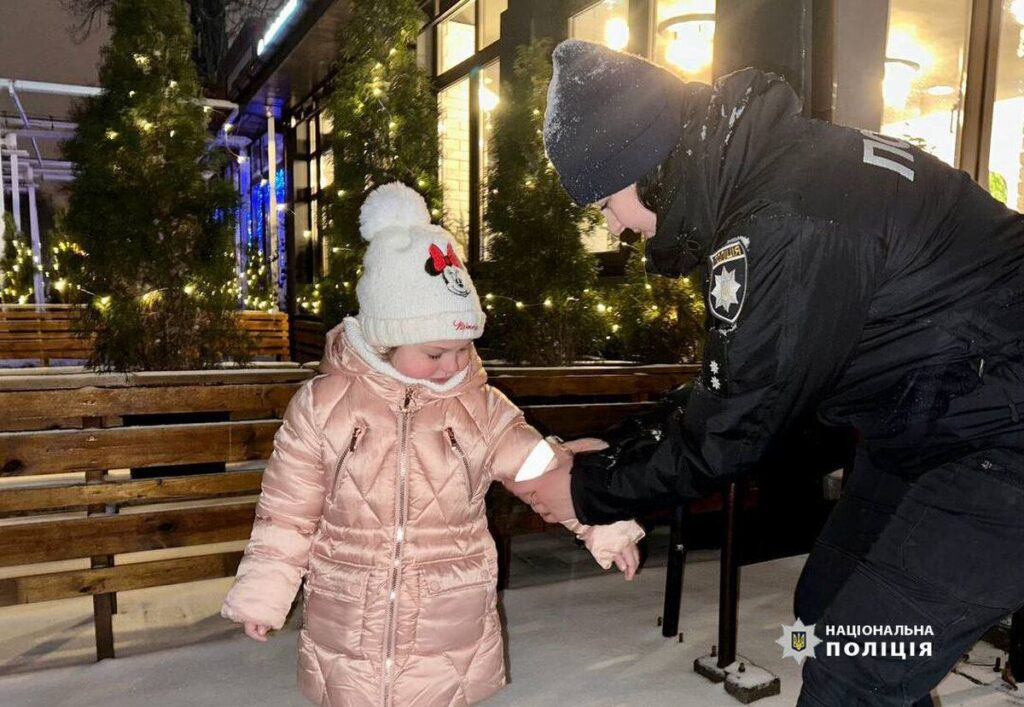 Помітний у темряві. Вінницькі поліцейські роздавали маленьким містянам флікери