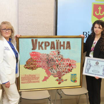 Вінничанка встановила національний рекорд України «Найбільша мапа України, вишита підліткою»