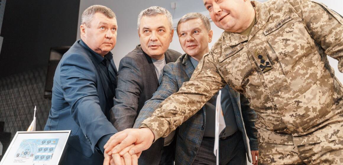 Ексклюзивну марку «Тримаємо небо України» присвячену воїнам Повітряних Сил, випустили у Вінниці