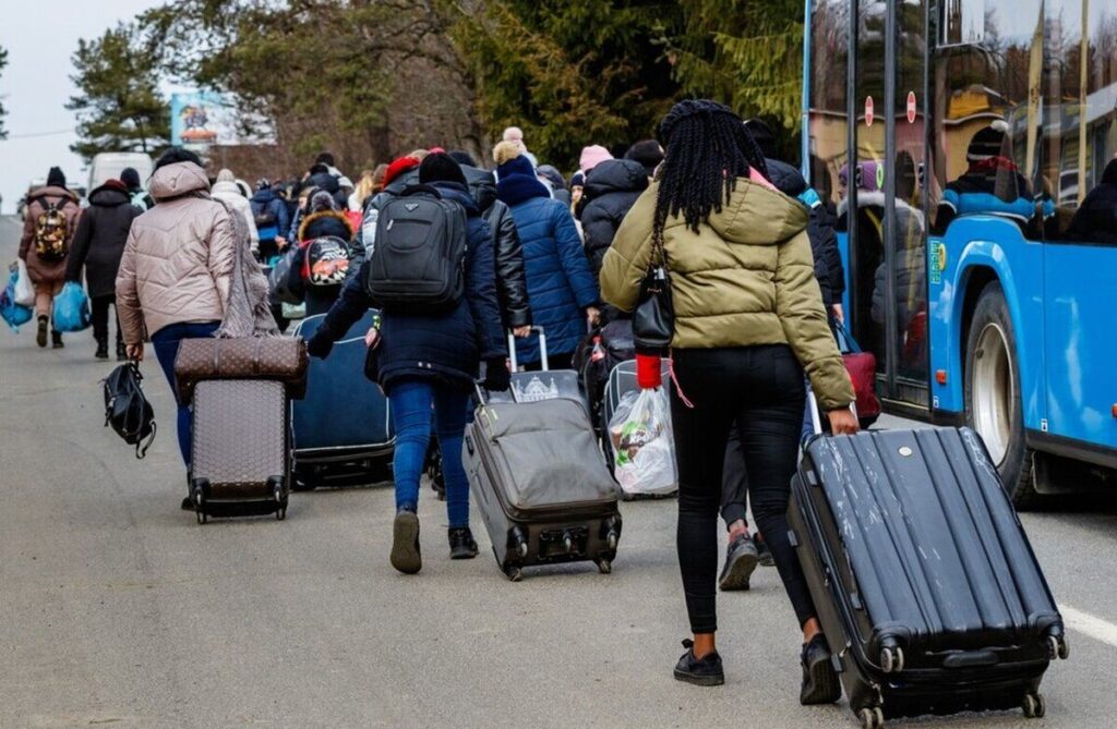 76% українських біженців хочуть повернутися з Польщі додому