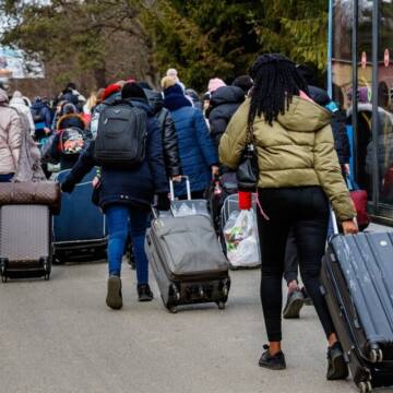 76% українських біженців хочуть повернутися з Польщі додому