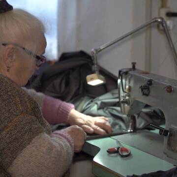 82-річна жінка з Вінниччини шиє накидки для українських захисників