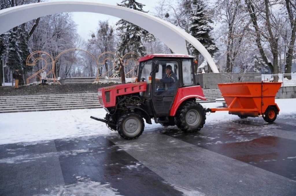 У Вінниці в посиленому режимі працює снігоочисна техніка