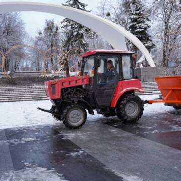 У Вінниці  в посиленому режимі працює снігоочисна техніка