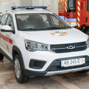 Міський голова Вінниці передав рятувальникам новий автомобіль
