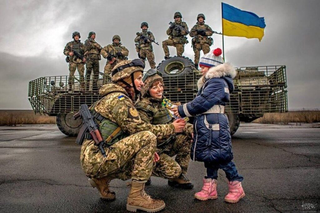 Скільки українців мають у родині тих, хто захищає державу на фронті?