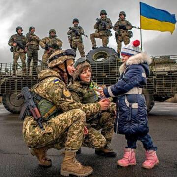 Скільки українців мають у родині тих, хто захищає державу на фронті?