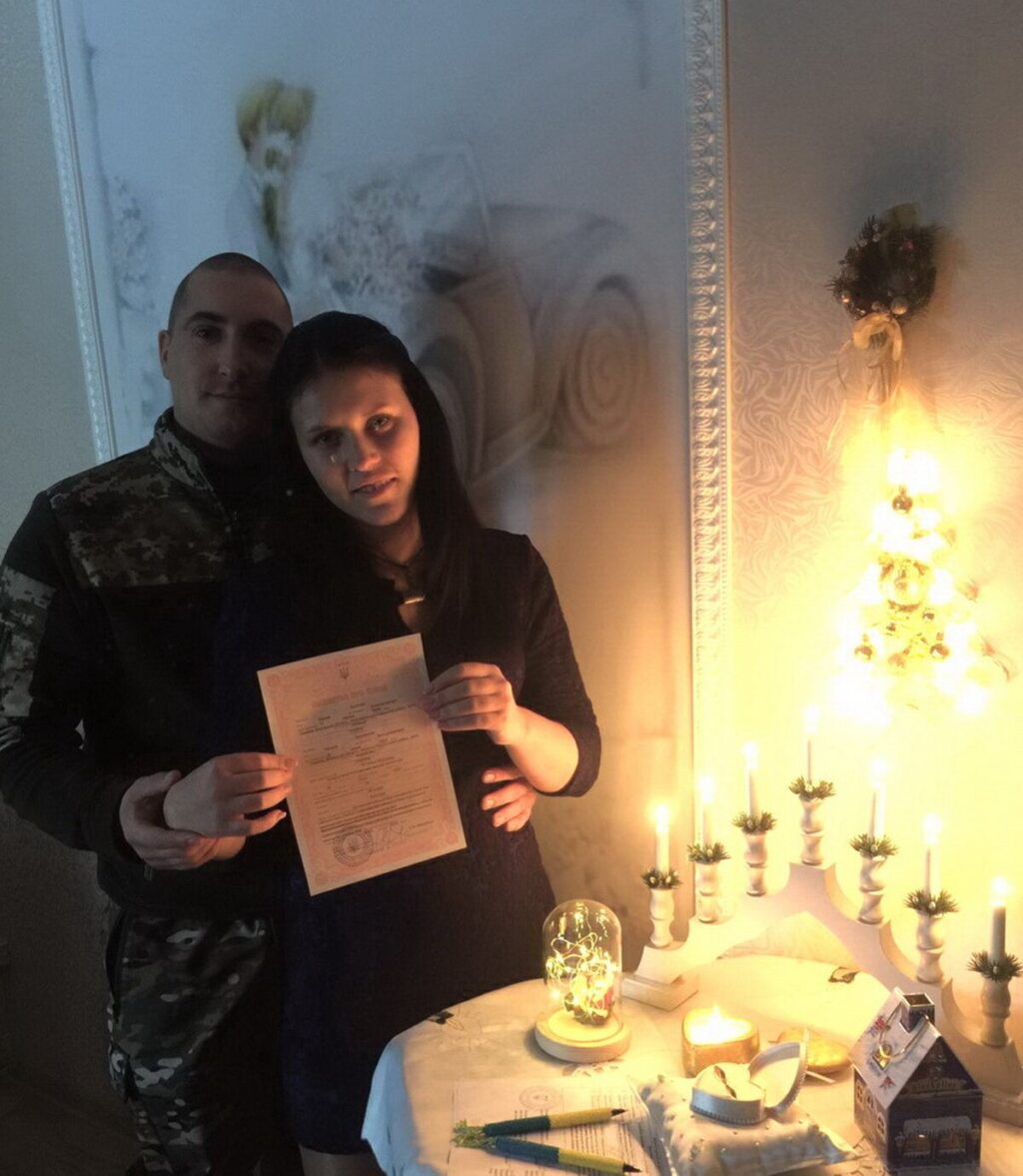 Військовий з Вінниччини одружився на коханій, яку не бачив рік