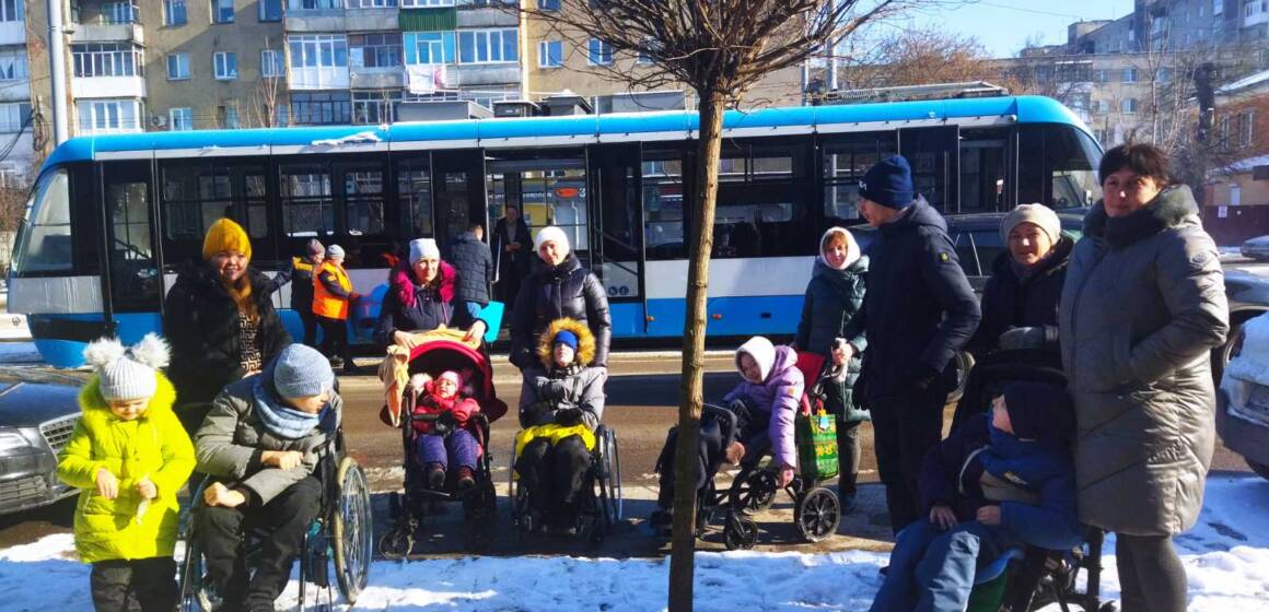 Для підопічних реабілітаційного центру “Гармонія” провели екскурсію Вінницею на низькопідлоговому трамваї VinWay