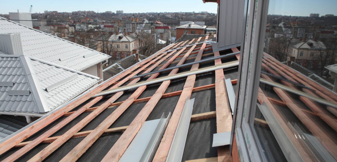 У вінницьких багатоквартирних будинках ремонтують дахи