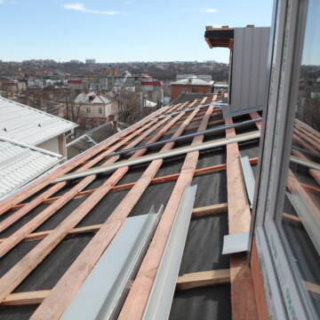 У вінницьких багатоквартирних будинках ремонтують дахи