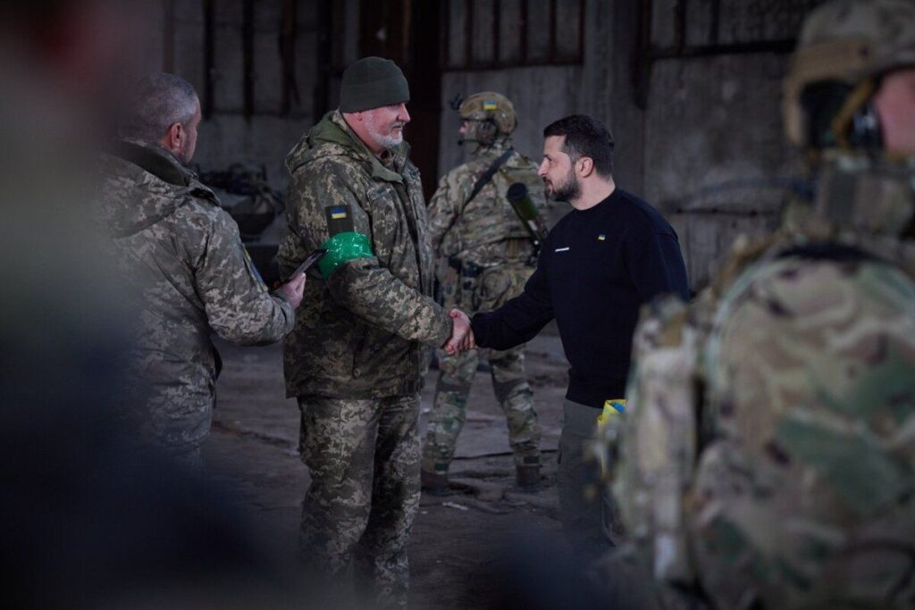 Зеленський приїхав у Бахмут і нагородив захисників