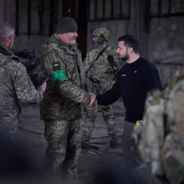 Зеленський приїхав у Бахмут і нагородив захисників