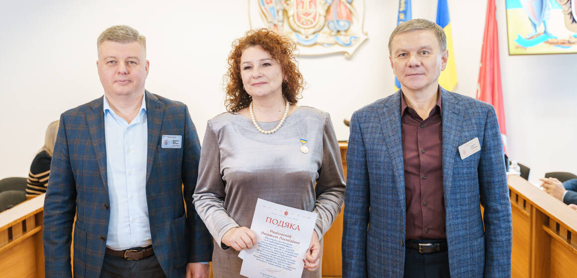 Сергій Моргунов вручив нагороду психологині Людмилі Радіоновій за допомогу постраждалим від війни