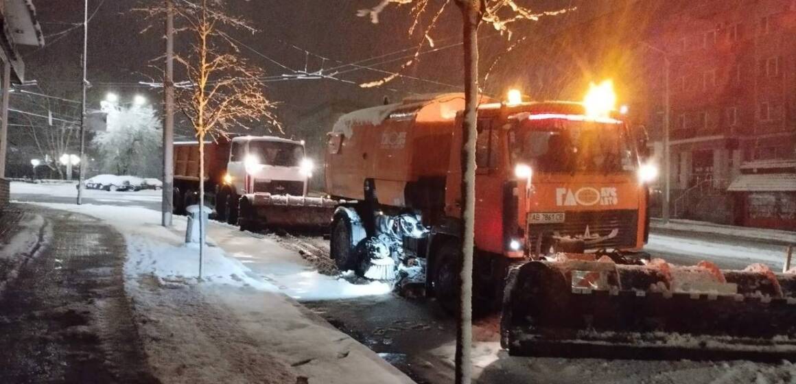 Снігоочисна техніка працює у Вінниці зі вчорашнього вечора