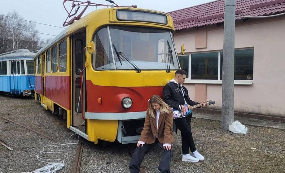 У вінницькому трамваї співак  YAKTAK та KOLA відзняли кліп