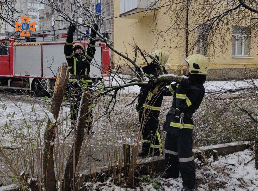 Снігопад та вітер: рятувальники девять разів виїжджали на ліквідацію негоди