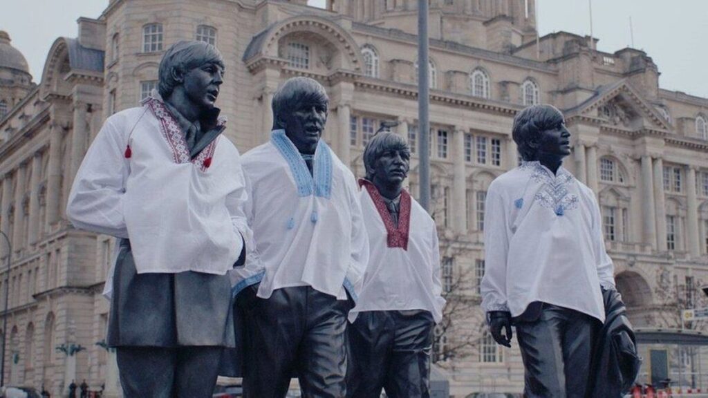 Статую the Beatles у Великій Британії одягнули у вишиванки