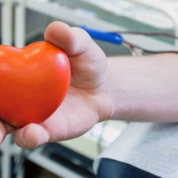 Центрам служби крові потрібні донори крові резус-негативної належності