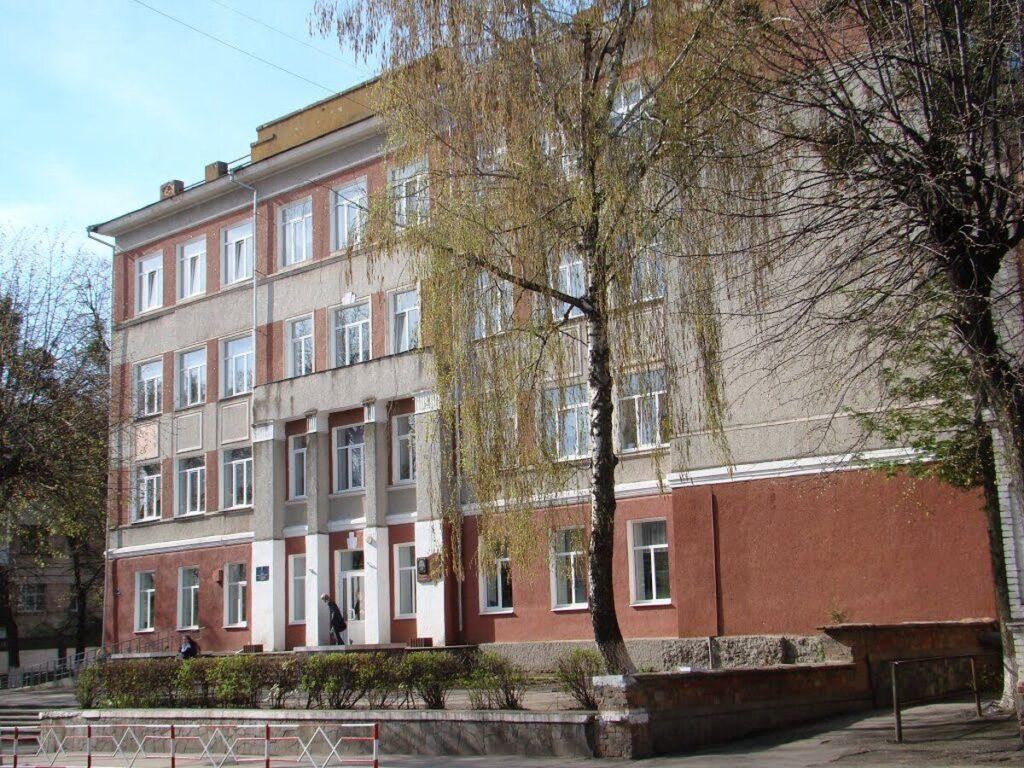 Вінничанин створив петицію про перейменування 4-ї школи-ліцею ім. Менделєєва