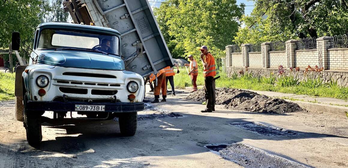 У Вінницьких Хуторах розпочали поточний ремонт доріг