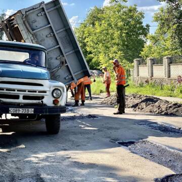 У Вінницьких Хуторах розпочали поточний ремонт доріг
