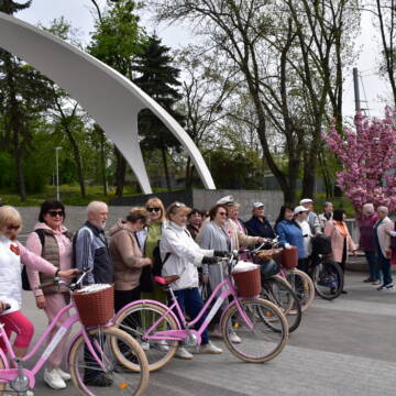 Вінницькі бабусі з дідусями влаштували велопрогулянку на муніципальних велосипедах