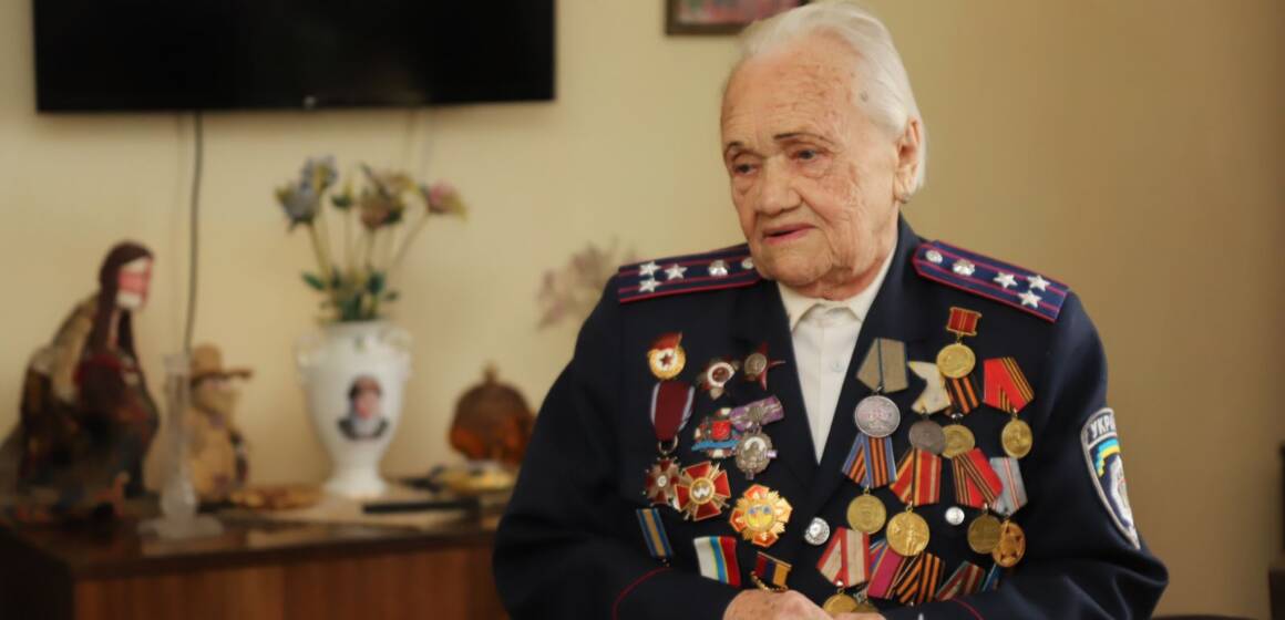 До 99-річної Ольги Твердохлєбової завітали вінницькі поліціянти