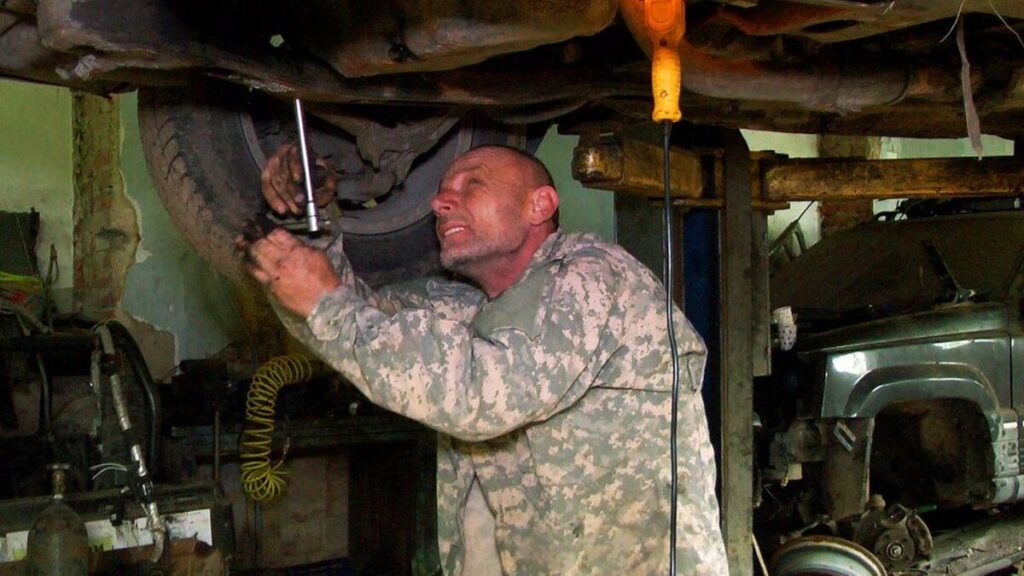 Безкоштовний ремонт автомобілів у зонах бойових дій: допомога вінницького волонтера