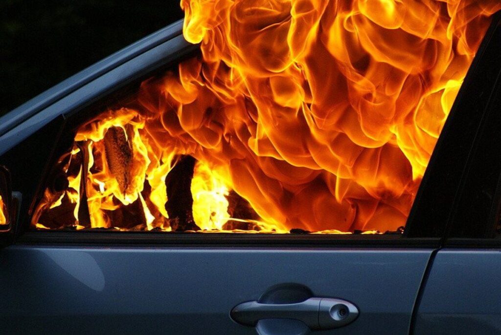 На Вінниччині чоловік підпалив автомобіль