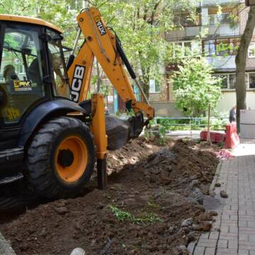 У Вінниці на прибудинкових територіях міняють старі водопровідні та каналізаційні труби