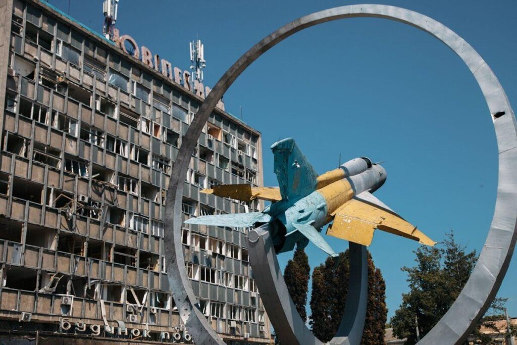 На площі Перемоги почали готувати місце під памятний знак загиблим