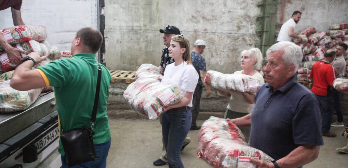 Тонни продовольства, човни та помпи: до херсонців прямує допомога від Міжрегіонального гумштабу