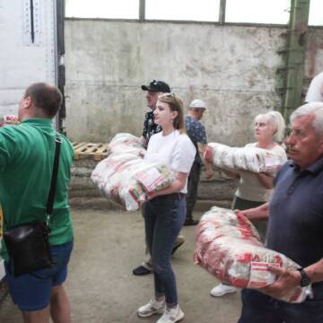 Тонни продовольства, човни та помпи: до херсонців прямує допомога від Міжрегіонального гумштабу