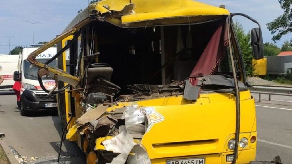 У Вінниці в аварії за участю автобуса та вантажівки травмувалися пятнадцять людей
