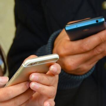 Скільки годин проводять українці у смартфоні і як часто моніторять новини?