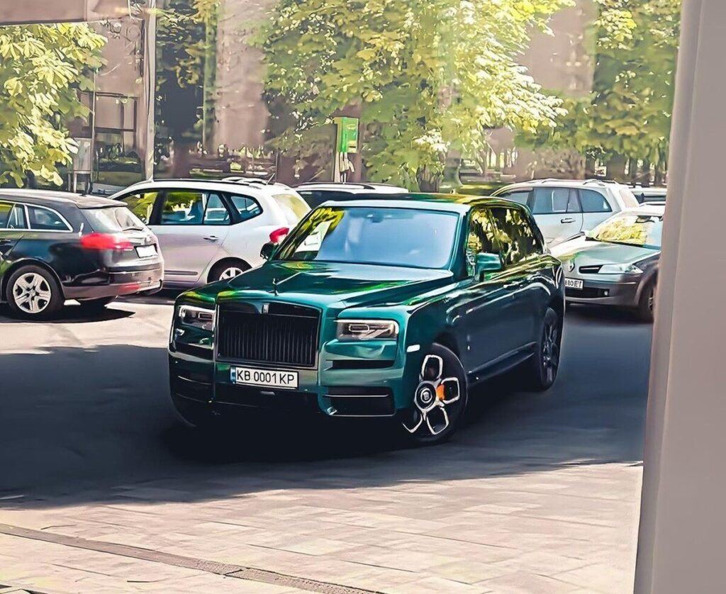 Rolls-Royce за 700 000 доларів на вінницьких номерах: в обласному центрі помітили розкішний позашляховик