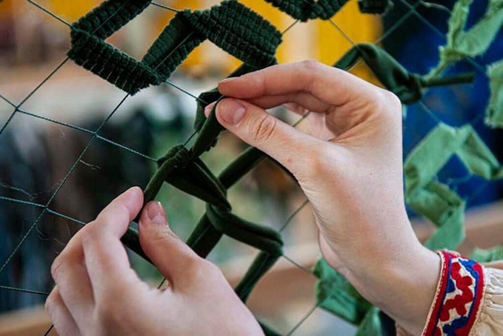 У Вінниці дітей із багатодітних сімей запрошують долучитися до плетіння маскувальних сіток