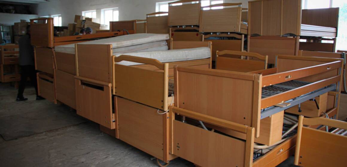 Німецькі ліжка та тумбочки: з Вінниці спрямували комплекти меблів у медзаклади області