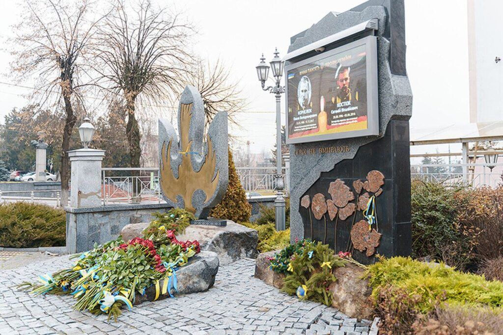 Меморіал на площі Шевченка у Вінниці: родини загиблих обурені та хочуть зустрітися з критиками