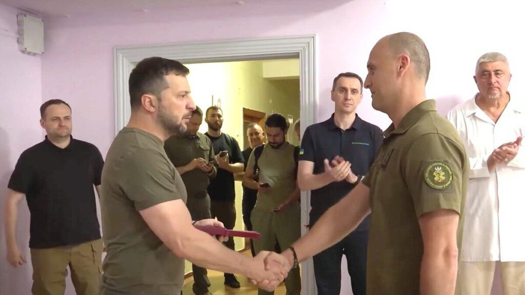 Зеленський вручив нагороду медику з Вінниччини