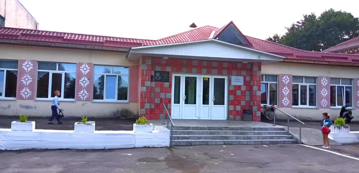 Будівельники розпочинають капітальний ремонт даху Вінницько-Хутірського ліцею